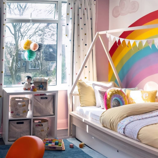 Kamar dengan nuansa hujan dan pelangi untuk menciptakan suasana ceria